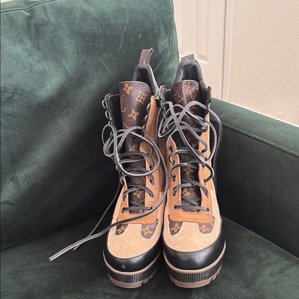 Stylish Women's Boots in Black and Brown